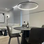 Superior 1BR Apartment - Fully Renovated&Equipped - Prime Centre location - Garibaldi#2 - Parking *