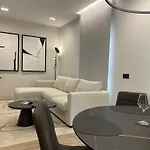 Superior 1BR Apartment - Fully Renovated&Equipped - Prime Centre location - Garibaldi#2 - Parking *