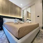 Appartamento Superior 1BR Apartment - Fully Renovated&Equipped - Prime Centre location - Garibaldi#2 - Parking *