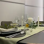 Superior 1BR Apartment - Fully Renovated&Equipped - Prime Centre location - Garibaldi#2 - Parking *