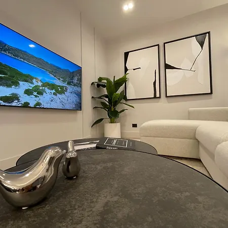 Superior 1br - Fully Renovated & Equipped - Prime Centre Location - Garibaldi#2 - Parking Daire *