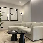 Garibaldi 2 Renovated 1br With Parking, Old Town Apartment