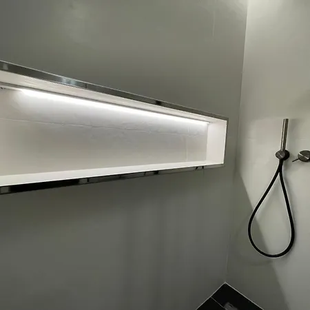 Garibaldi 4 Suite 2 Free Parking *