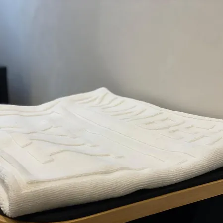 Superior 1br - Fully Renovated & Equipped - Prime Centre Location - Garibaldi#2 - Parking Apartment