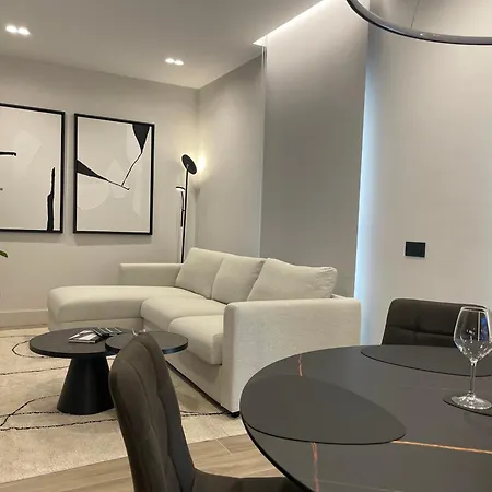 Superior 1br - Fully Renovated & Equipped - Prime Centre Location - Garibaldi#2 - Parking *