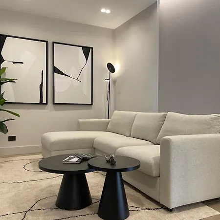 Superior 1br - Fully Renovated & Equipped - Prime Centre Location - Garibaldi#2 - Parking Apartmán