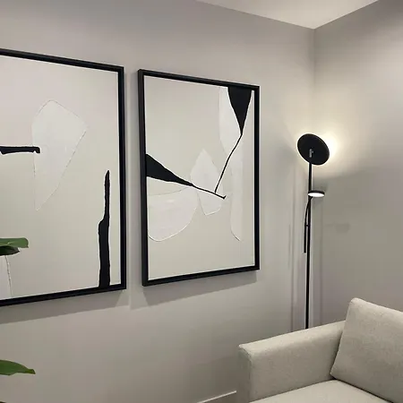 Superior 1br - Fully Renovated & Equipped - Prime Centre Location - Garibaldi#2 - Parking Apartment *