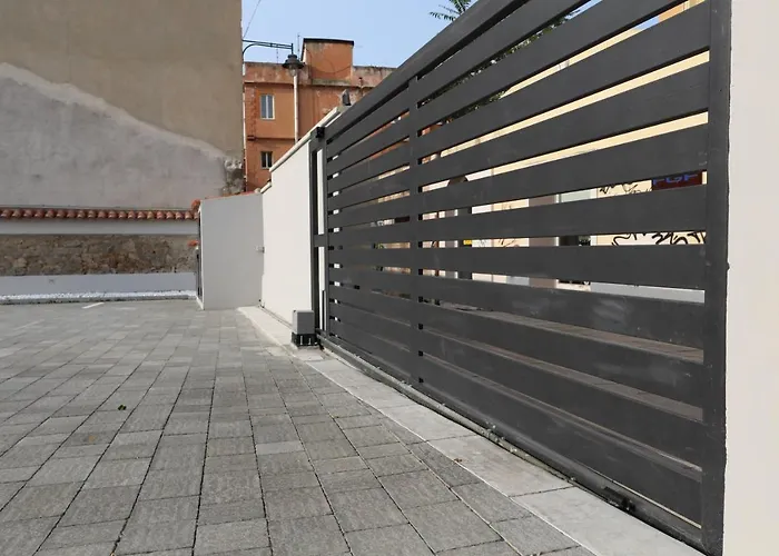 Superior 1br - Fully Renovated & Equipped - Prime Centre Location - Garibaldi#2 - Parking Apartament