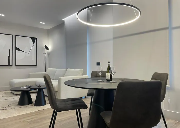 Superior 1br - Fully Renovated & Equipped - Prime Centre Location - Garibaldi#2 - Parking *