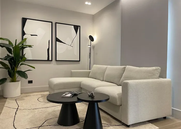 Superior 1br - Fully Renovated & Equipped - Prime Centre Location - Garibaldi#2 - Parking Apartmán