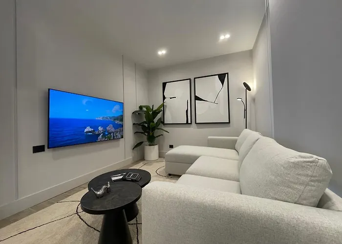 Superior 1br - Fully Renovated & Equipped - Prime Centre Location - Garibaldi#2 - Parking Apartament Olbia