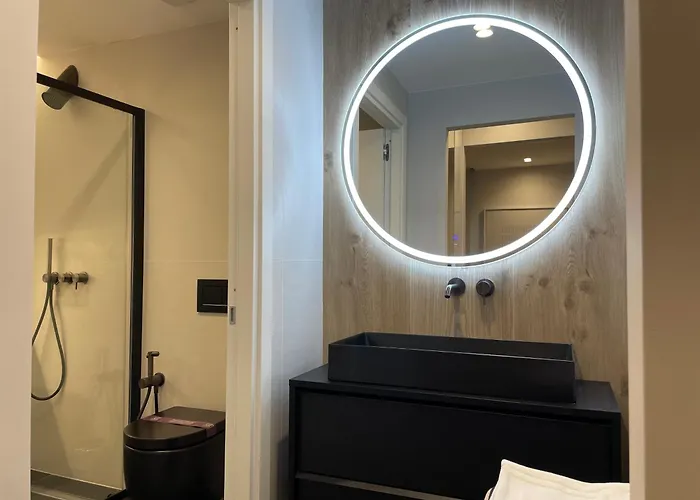 Superior 1br - Fully Renovated & Equipped - Prime Centre Location - Garibaldi#2 - Parking