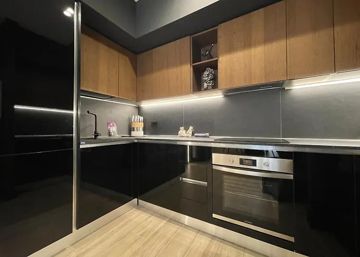 Superior 1br - Fully Renovated & Equipped - Prime Centre Location - Garibaldi#2 - Parking *
