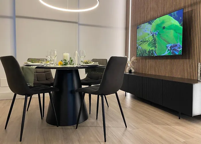 Superior 1br - Fully Renovated & Equipped - Prime Centre Location - Garibaldi#2 - Parking Apartament